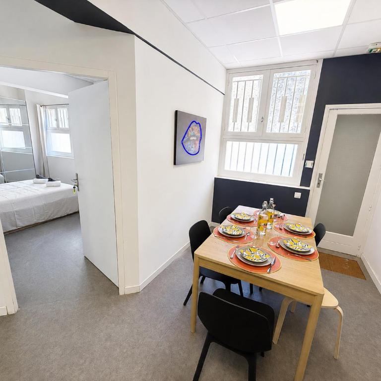 Cosy logement 5 chambres 100m2, Nîmes centre ville, Draps et serviettes, Climatisé, Parking gratuit, TGV, Arènes à pied 5 minutes - Appartement - 23