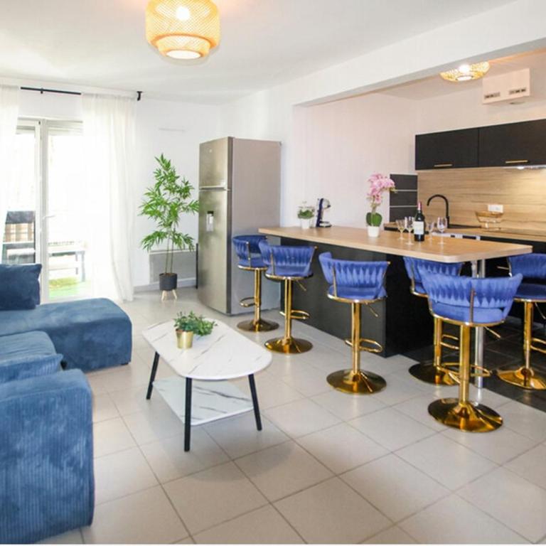 T3 deux chambres, Parking privé et T3 situé à 15 min à pied du Palais des Papes - Two-Bedroom Apartment - 1