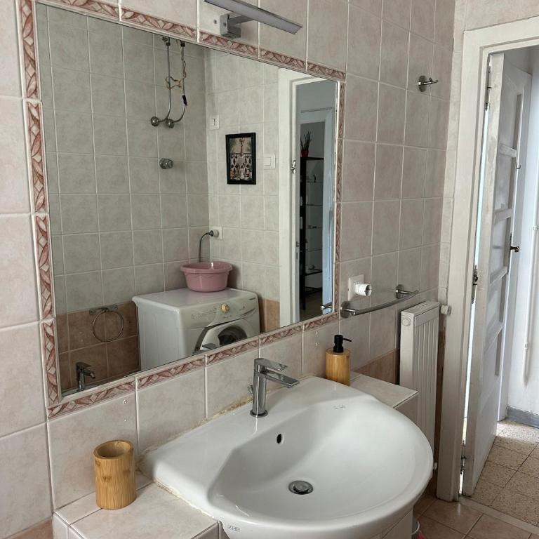 Elena's House - Three-Bedroom Apartment with Balcony - 24