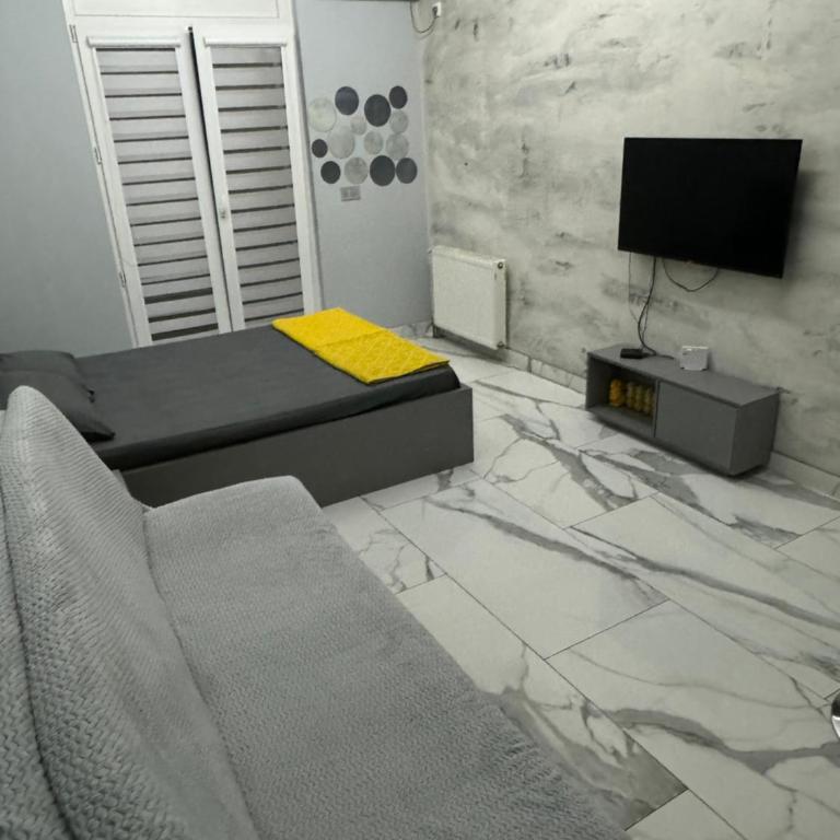YellowOne - One-Bedroom Apartment - 1