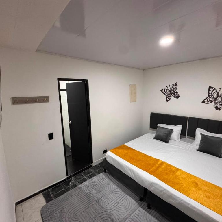 Hotel Medellin Colors La 80 - Double Room with Private Bathroom - 6