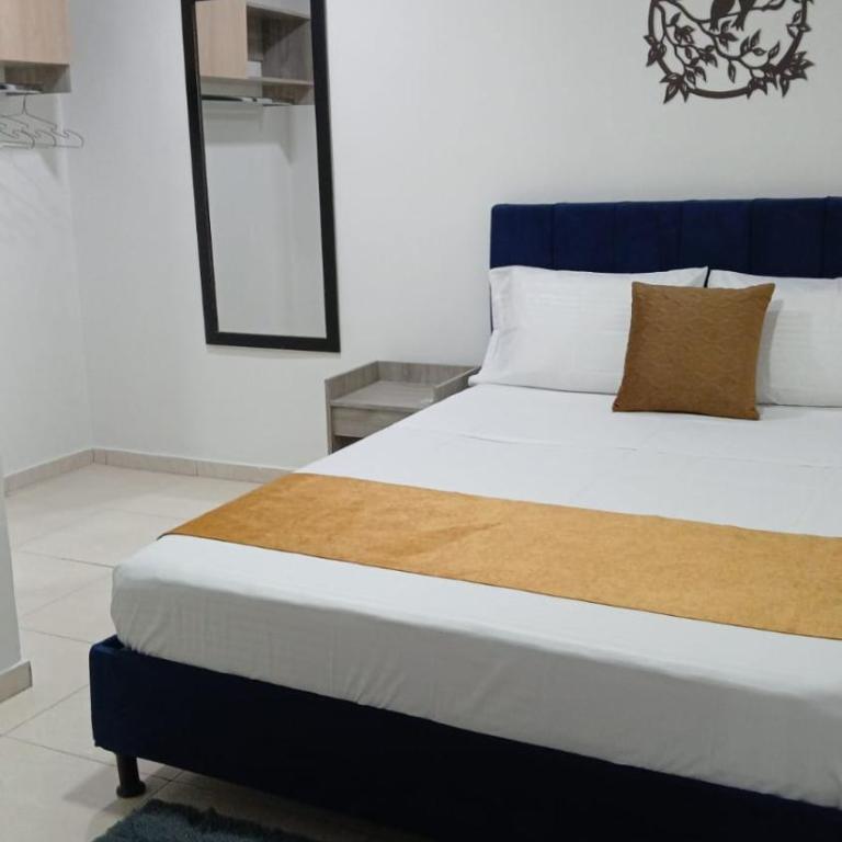 Hotel Medellin Colors La 80 - Double Room with Private Bathroom - 8