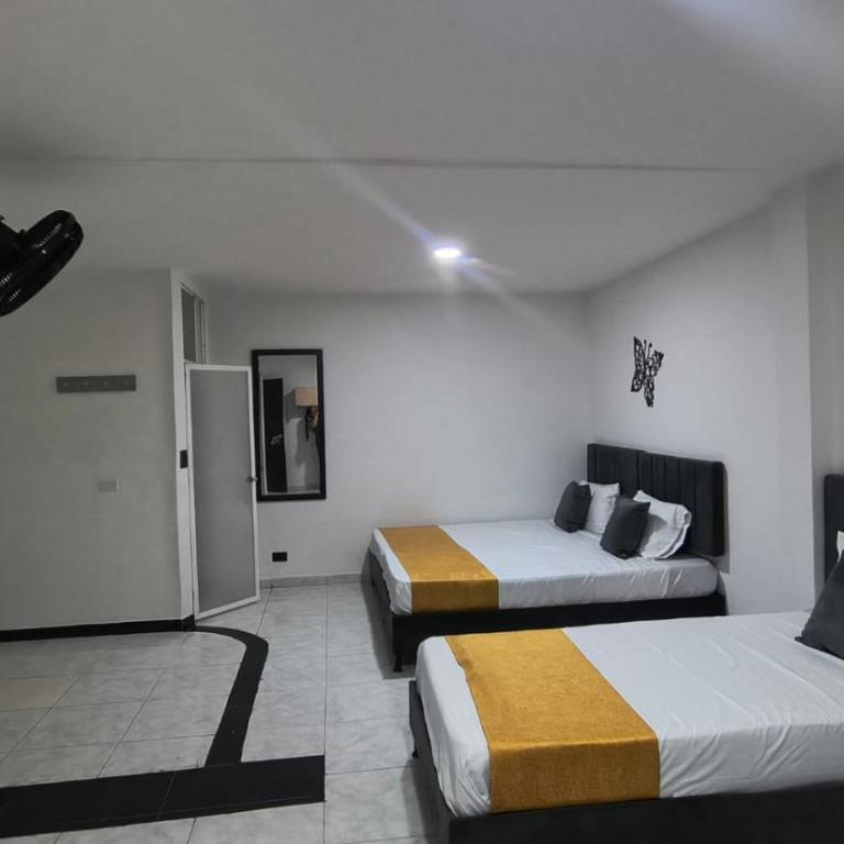 Hotel Medellin Colors La 80 - Family Room with Private Bathroom - 9