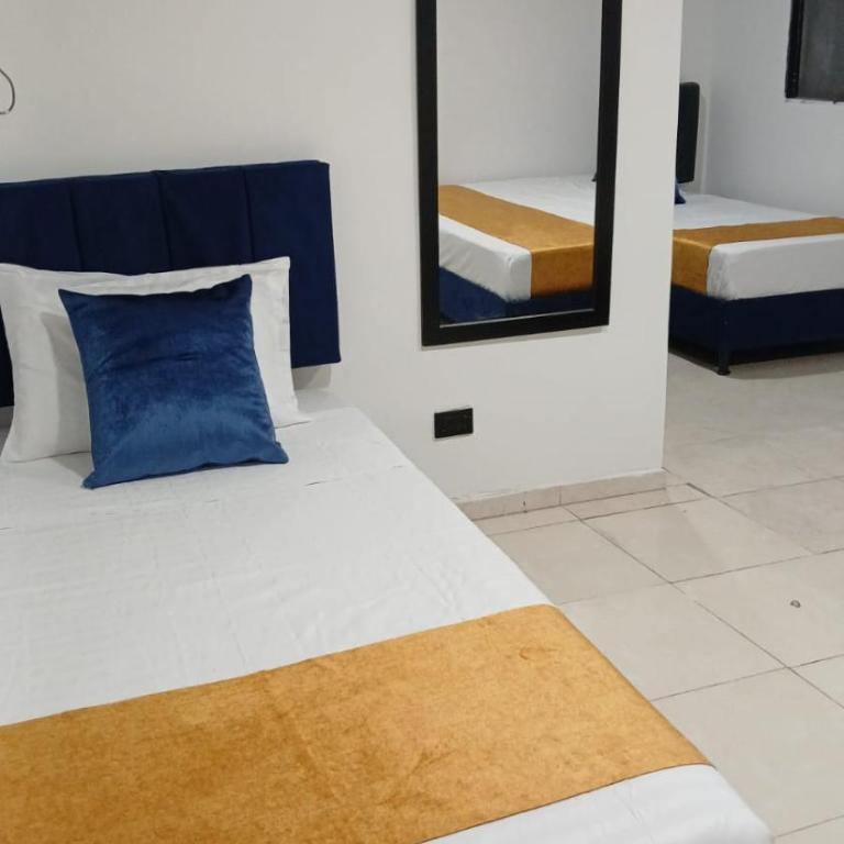 Hotel Medellin Colors La 80 - Family Room with Private Bathroom - 8