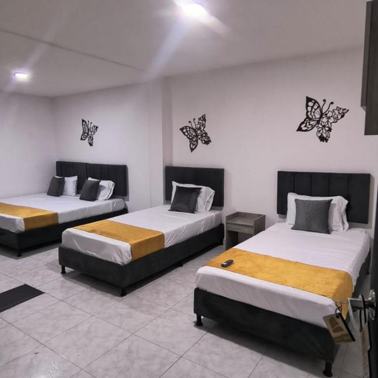 Hotel Medellin Colors La 80 - Family Room with Private Bathroom - 3