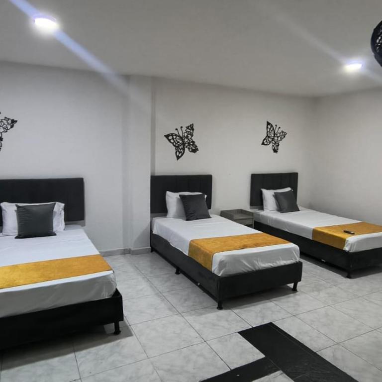 Hotel Medellin Colors La 80 - Family Room with Private Bathroom - 2