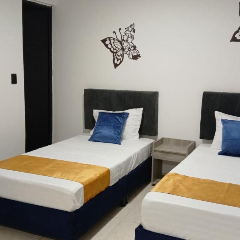 Hotel Medellin Colors La 80 - Family Room with Private Bathroom - 1
