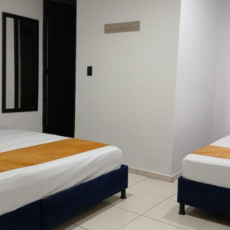 Hotel Medellin Colors La 80 - Family Room with Private Bathroom - 7