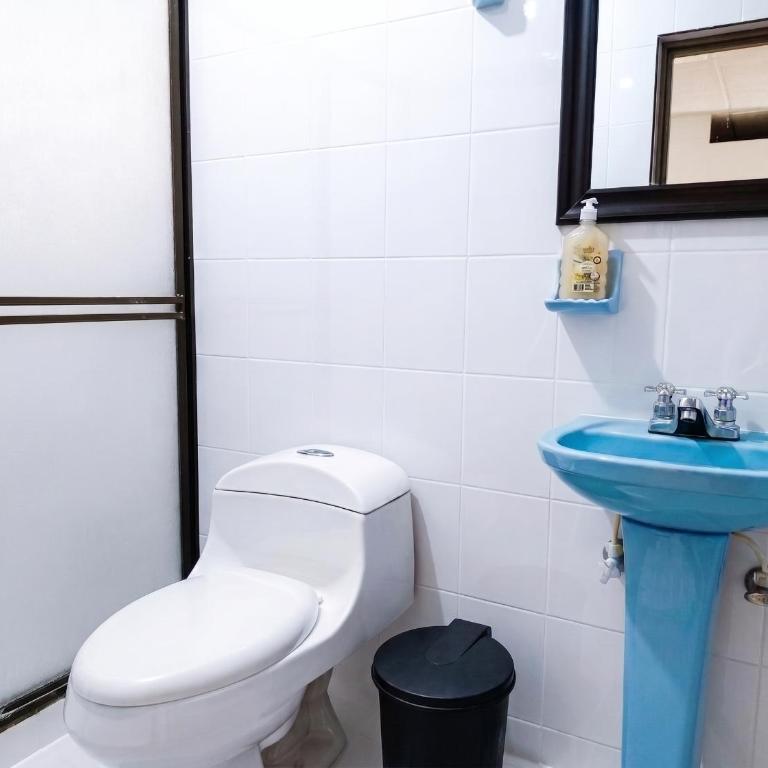 Hostal, casa Jaramillo - Basic Triple Room with Shared Bathroom - 8