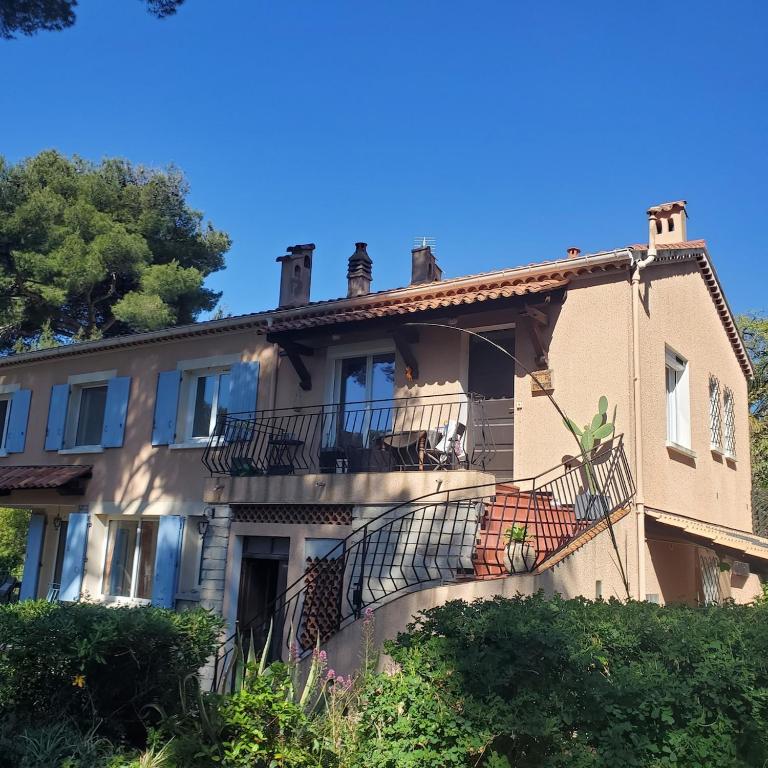 T2 calme et cozy à 5 minutes from Almanarre - Appartement 1 Chambre - 8
