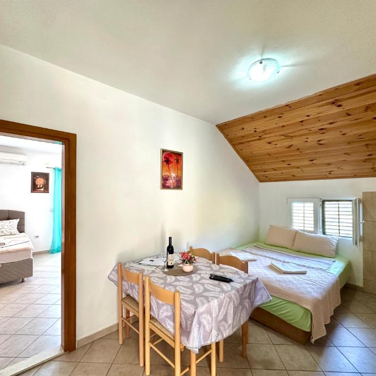 Vavic Apartments - One-Bedroom Apartment with Balcony and Sea View - 13