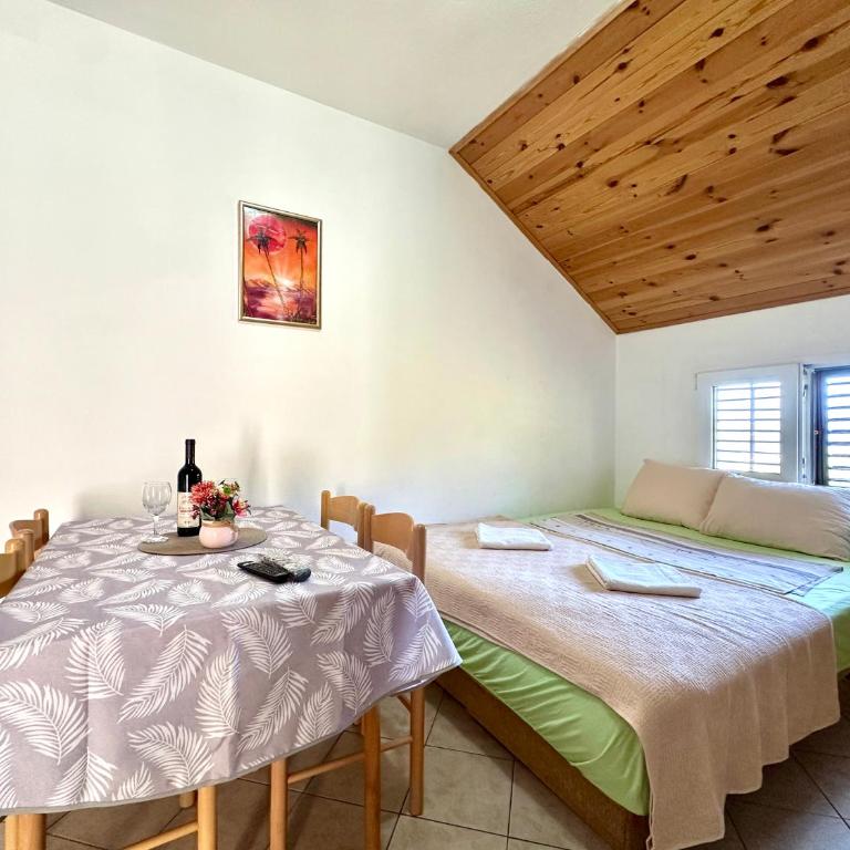 Vavic Apartments - One-Bedroom Apartment with Balcony and Sea View - 15