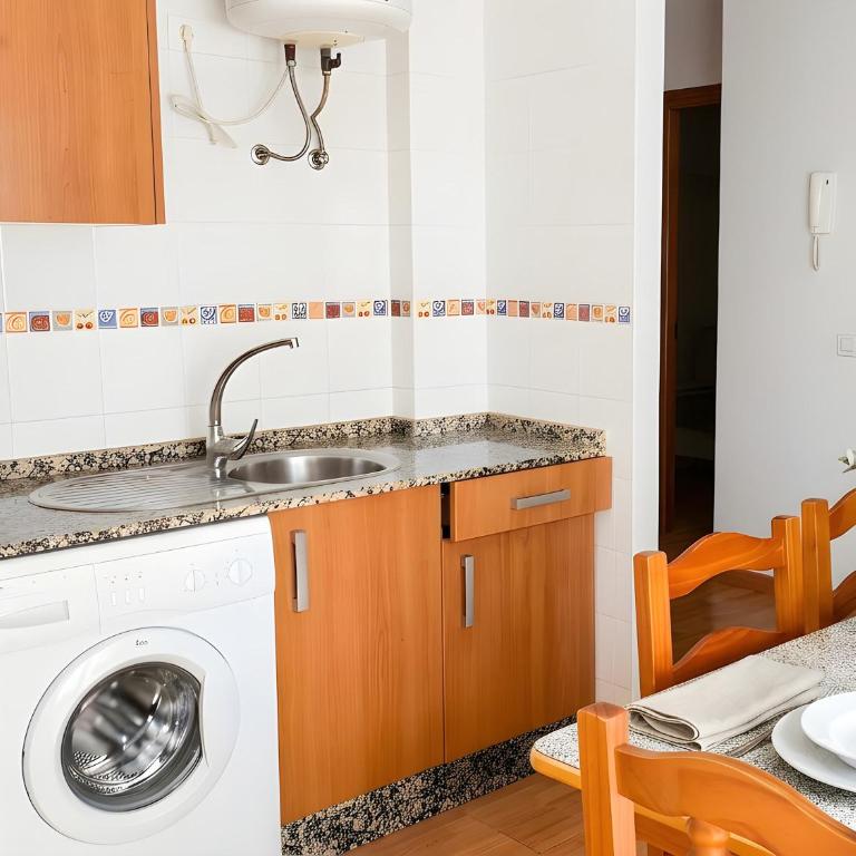 Apartamentos Tranquilos Conil Facil Aparcamiento con patio interior solo capetamos familias y parejas - Appartement - 3