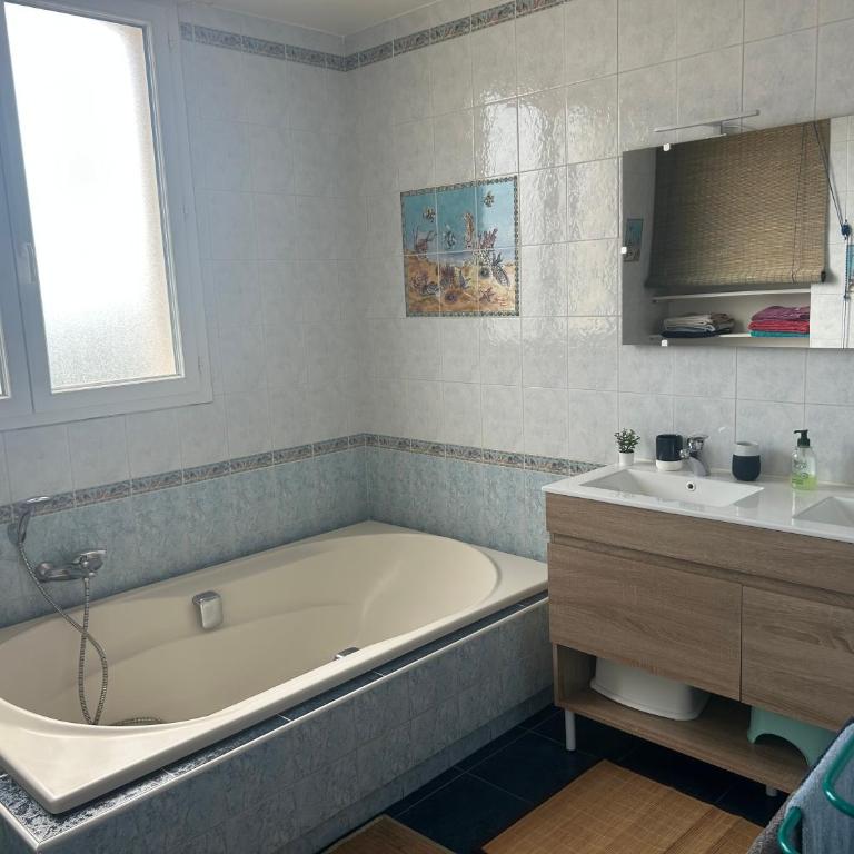 Villa climatisée de l'Etang de THAU avec piscine - Villa - 22