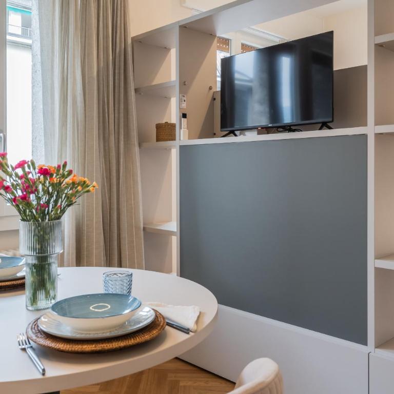 John's Cozy Apartment Near Lake - City Center - Stadium - One-Bedroom Apartment - 3
