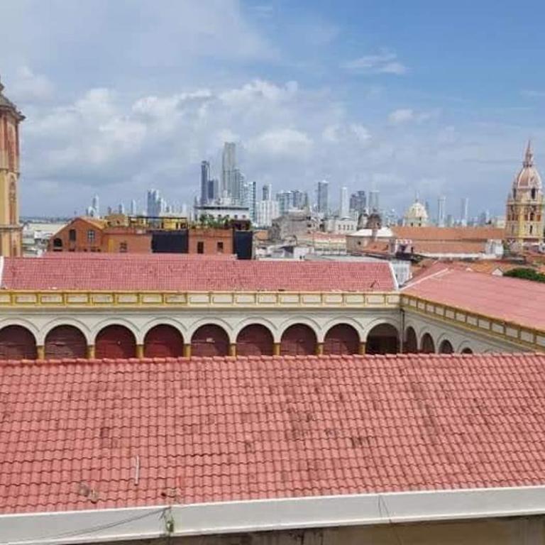 Charming three-bedroom apartment located in the historic walled city center of Cartagena - Three-Bedroom Apartment - 6