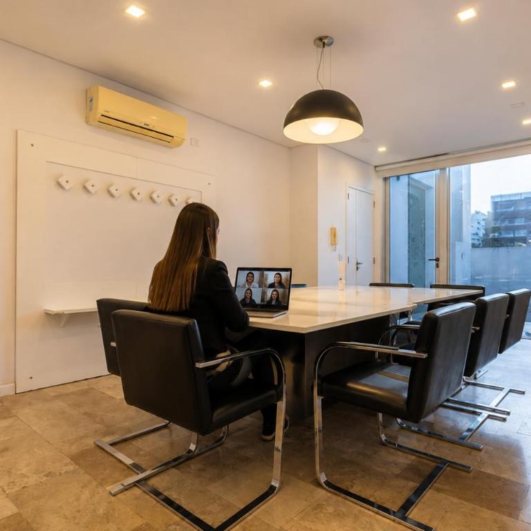 Ideal para ejecutivos con cochera, sala de conferencias, gym, pileta y seguridad 24hs - One-Bedroom Apartment - 2