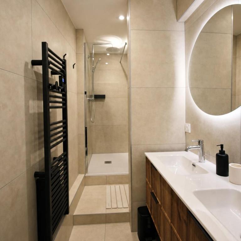 City break Aix-les-Bains,2 chambres garage, climatisation - Appartement 2 Chambres - Vue sur Ville - 4