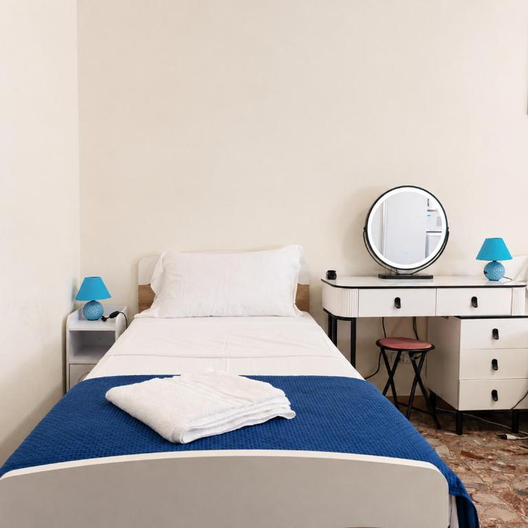 Goldmine Guest House 1 - Camera Tripla con Bagno Privato - 12