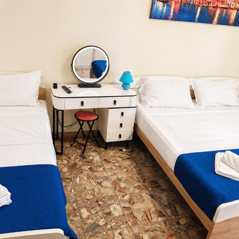 Goldmine Guest House 1 - Camera Tripla con Bagno Privato - 17