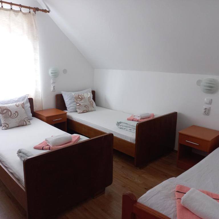 Apartmani Sobe Šljivančanin - Trokrevetna Soba sa Zajedničkim Kupatilom - 4