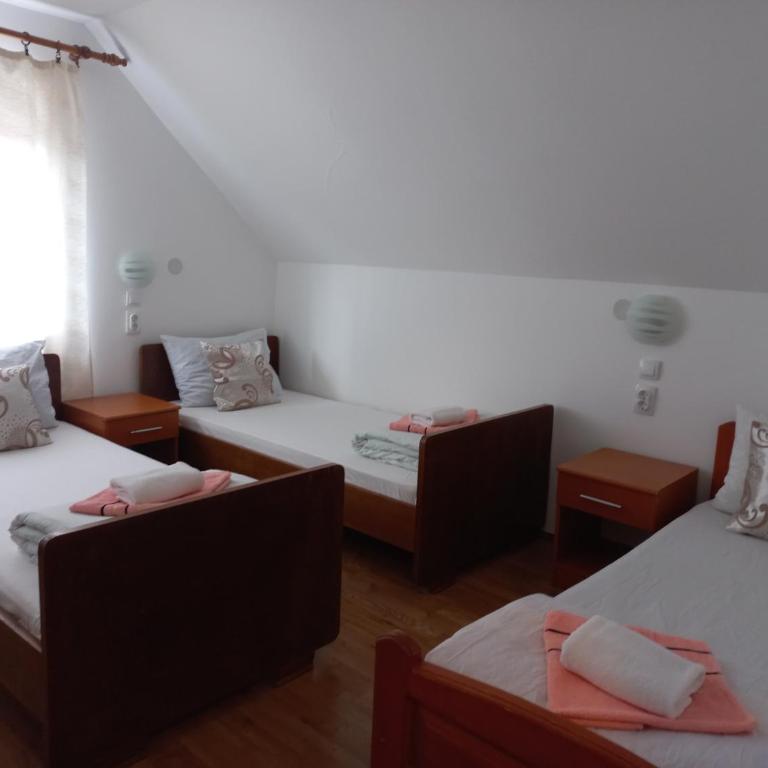Apartmani Sobe Šljivančanin - Trokrevetna Soba sa Zajedničkim Kupatilom - 16