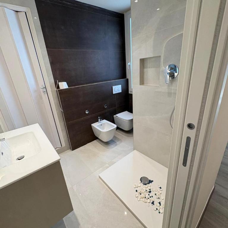 WELCOME RIVIERA --TIGULLIO BREEZE - 102 mq piu'terrazzo 25 mq - totalmente rinnovato luglio 2026-3 camere da letto CIASCUNA CON CONDIZIONATORE -150 m dal centro - parcheggio a 20 euro al giorno da prenotare -parking at 20 euro per day if available - Appartamento con 3 Camere da Letto e con Vista - 7