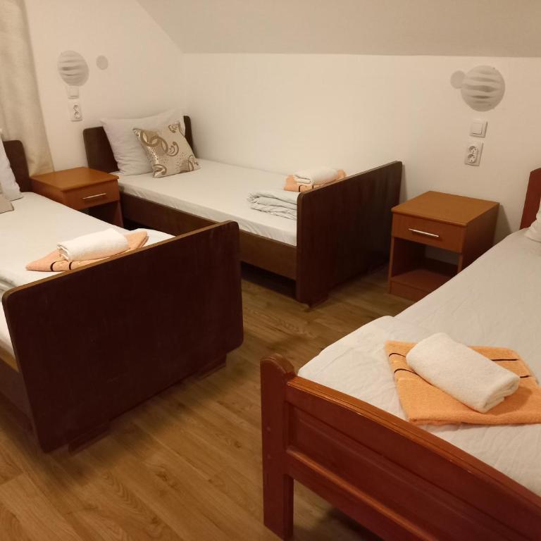 Apartmani Sobe Šljivančanin - Trokrevetna Soba sa Zajedničkim Kupatilom - 17
