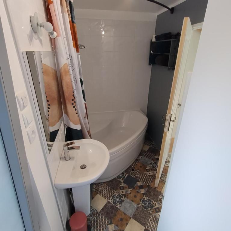 Le 33 - Maison confortable - Tout à pieds ! - Two-Bedroom House - 21