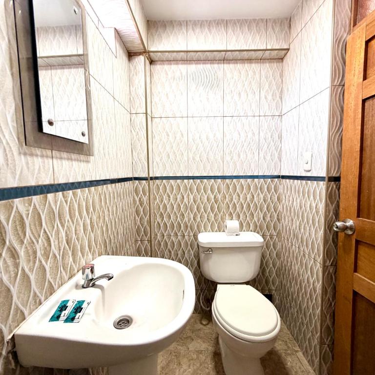 La Cusqueña Hostel - Double Room with Private Bathroom - 29