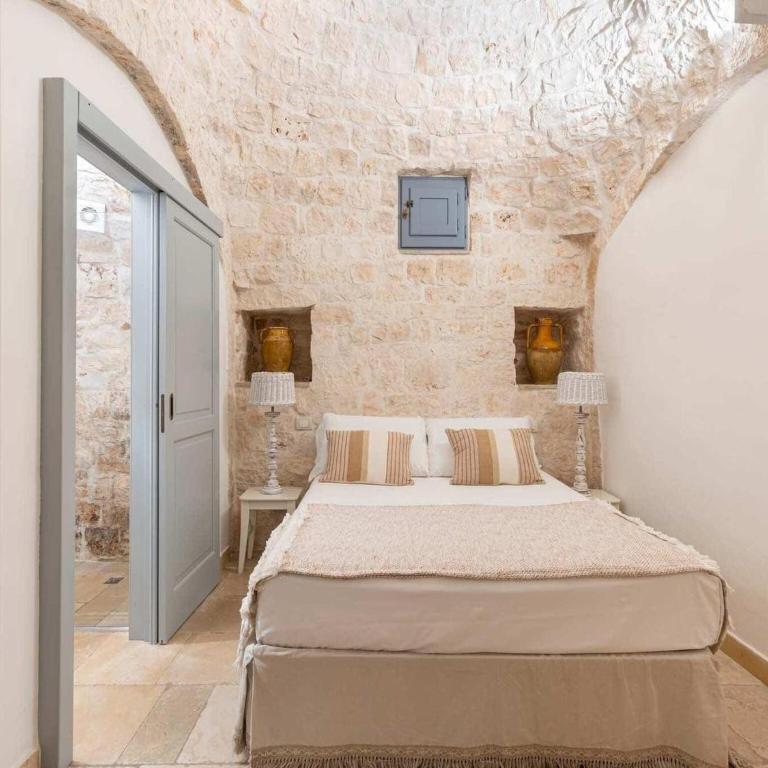 Locorotondo Stone House with Underground Pool for 6 - Three-Bedroom Trullo House - 22
