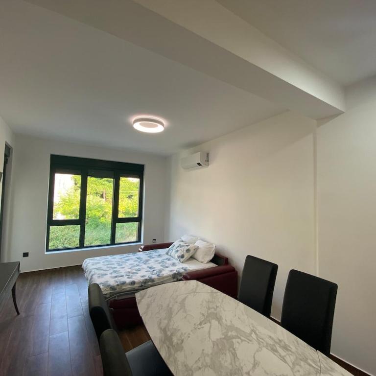 Aqua Tivat - Apartman sa 2 Spavaće Sobe i Balkonom - 2