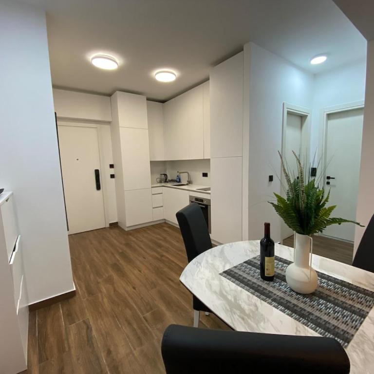 Aqua Tivat - Apartman sa 2 Spavaće Sobe i Balkonom - 6