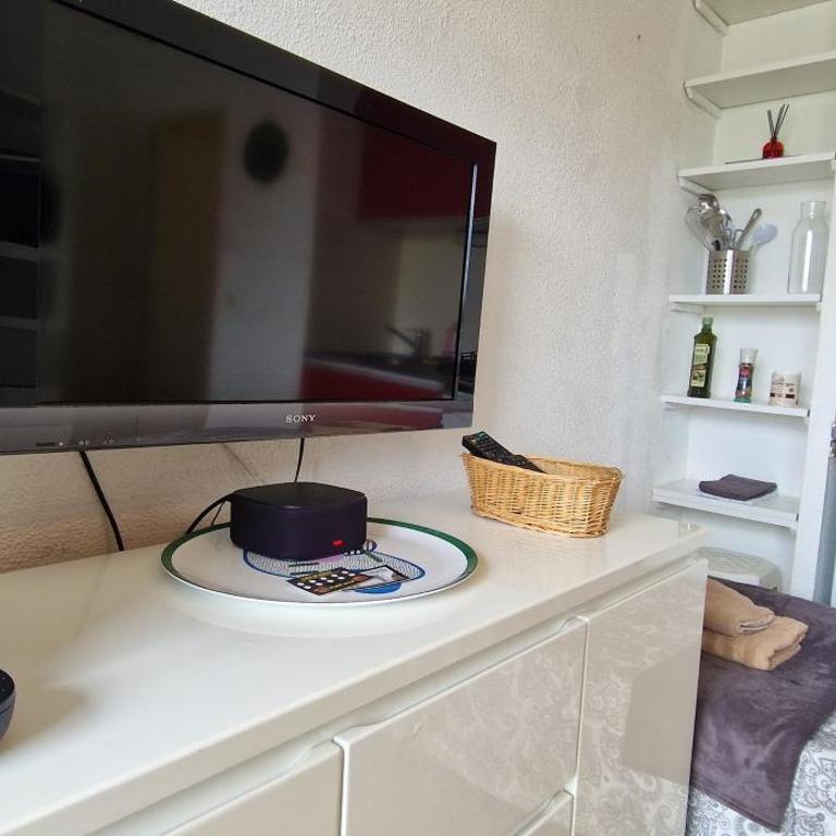 Cozy studio with a sunny balcony, close to the beach - One-Bedroom Apartment - 18