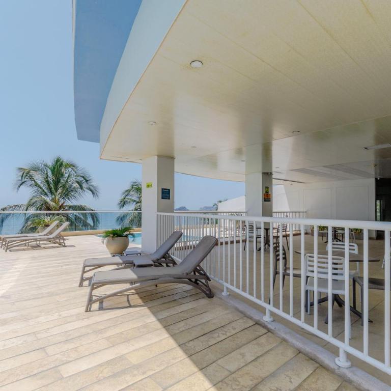 Moderno apartamento en Playa Salguero - Three-Bedroom Apartment with View - 43