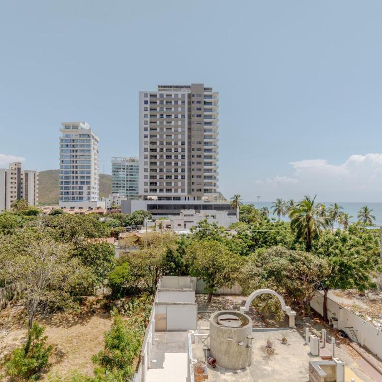Moderno apartamento en Playa Salguero - Three-Bedroom Apartment with View - 60