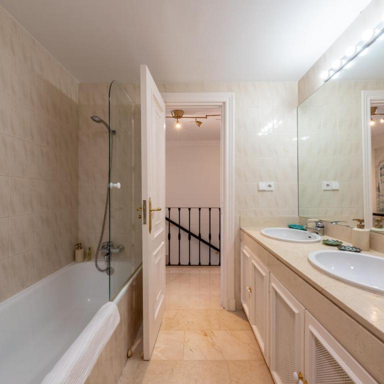 Stylish luxury apartment in Nueva Andalucia - Apartamento de 2 dormitorios con terraza - 9