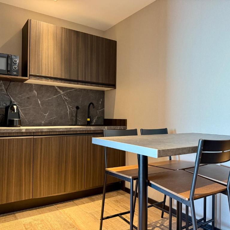 Hotel The Launch - Habitación Cuádruple Deluxe - 6