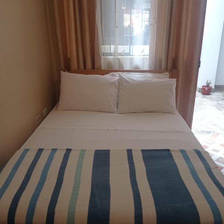 Hospedaje Josué Paracas - Double Room with Private Bathroom - 1