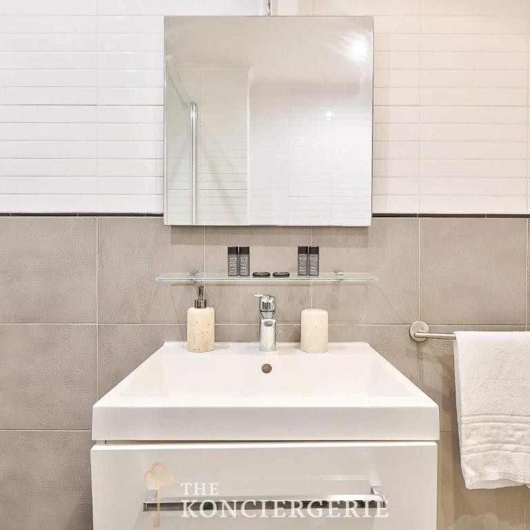 Magnifique Studio avec terrasse Arc de Triomphe - Appartement - 9