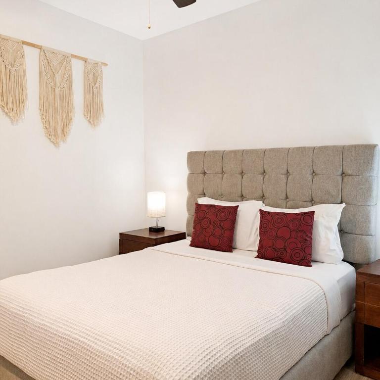 Central Condo with Pool, Gym and Garage Near 5th and Beach - Apartamento de 2 dormitorios - 1