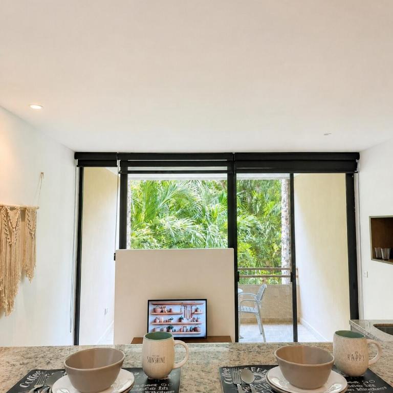 Central Condo with Pool, Gym and Garage Near 5th and Beach - Apartamento de 2 dormitorios - 5