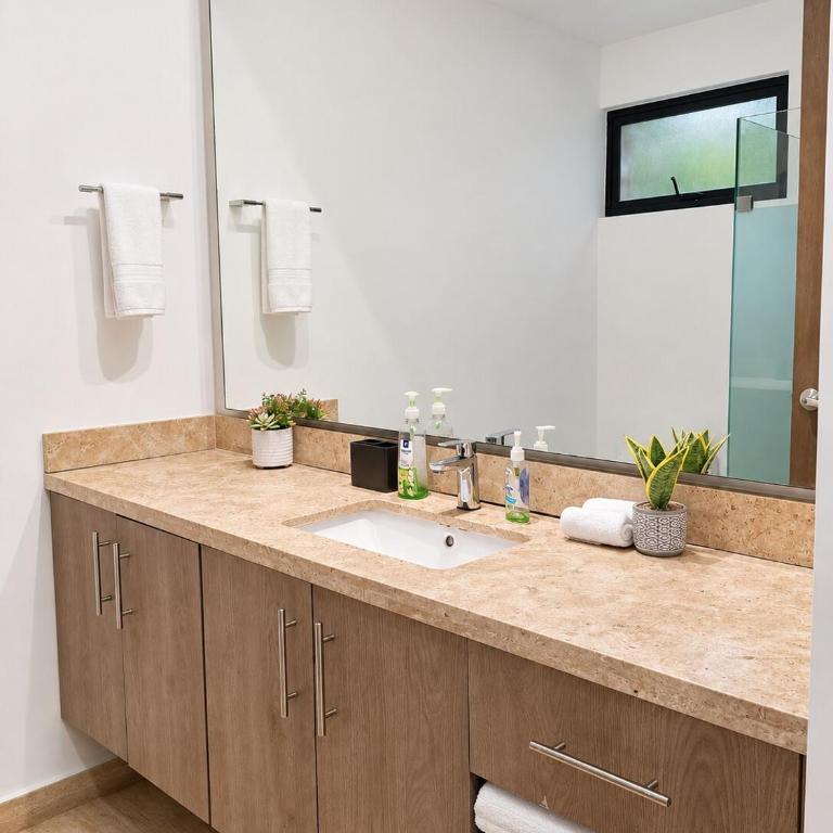 Central Condo with Pool, Gym and Garage Near 5th and Beach - Apartamento de 2 dormitorios - 20