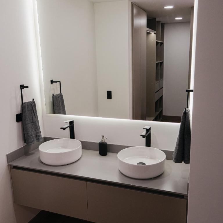 Altitud Medellín View Living - Deluxe Double Room with Balcony - 25