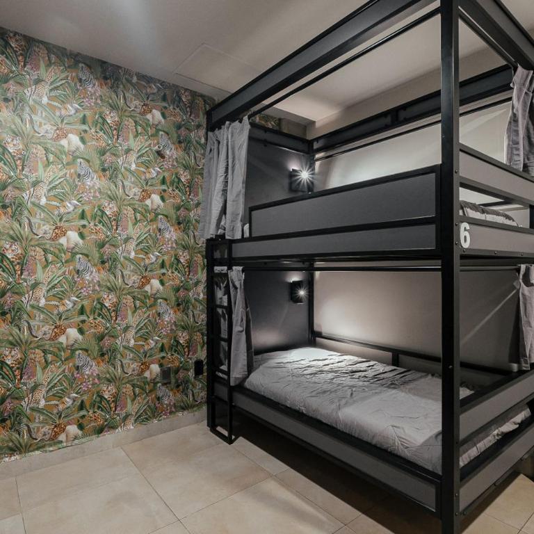 Low Bed in Shared Room Men - Litera en habitación compartida masculina - 16