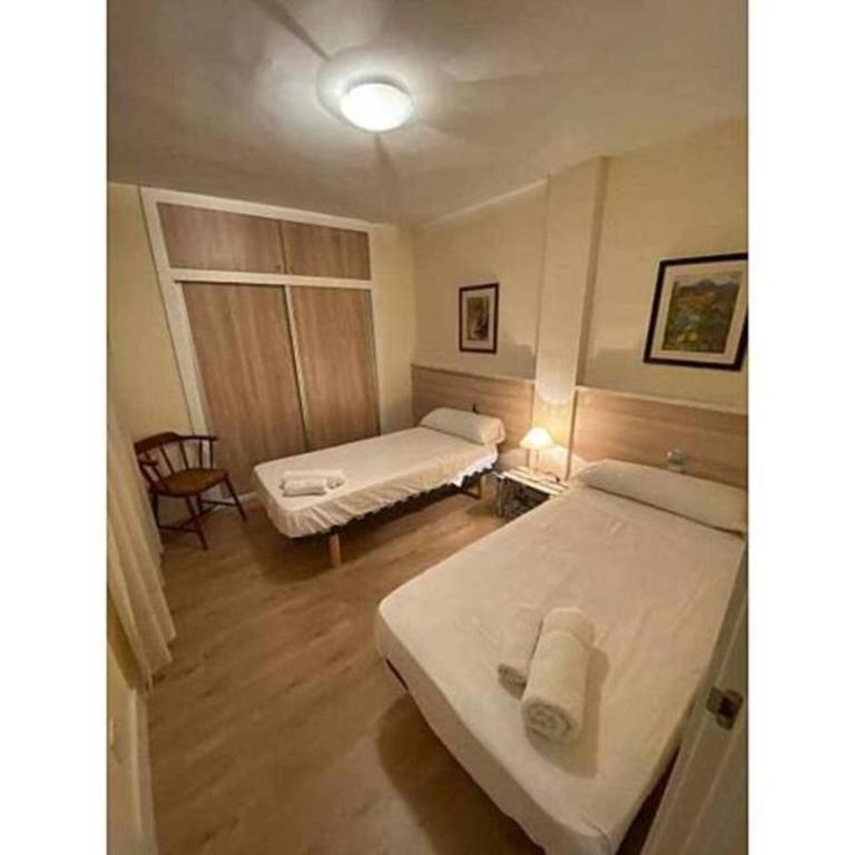 Propiedad iluminoso - Four-Bedroom Deluxe Apartment - 12