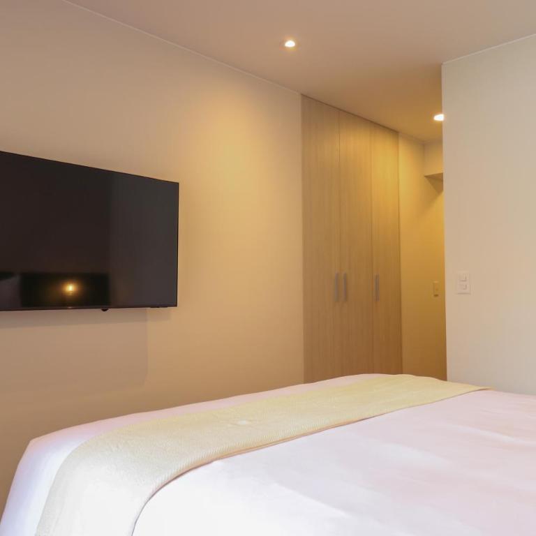 Schell Prime Living in the Heart of Miraflores by Wynwood House - Three-Bedroom Superior Apartment - 9