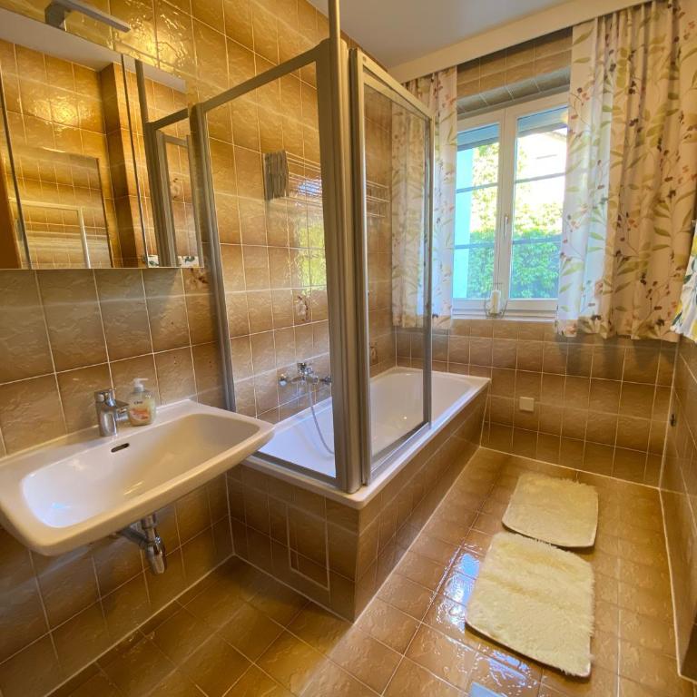 ALTSTADT-APARTMENTS Bad Radkersburg - Ihr Zuhause auf Reisen - Gediegene 88 m² Ferienwohnung „Weißburgunder“ - 1. OG Terrasse Innenhof - 36