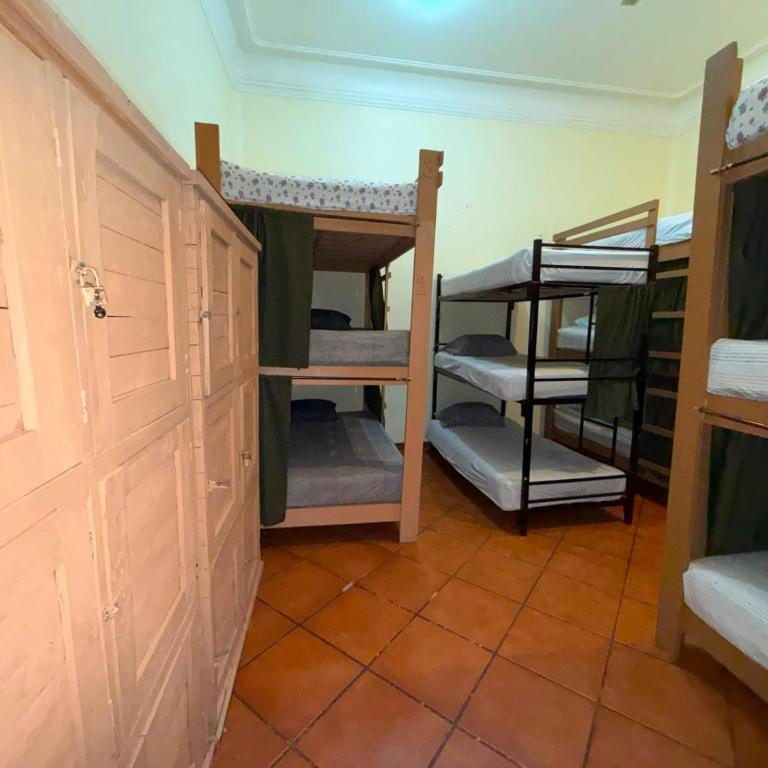 Hostal T M - Cama Individual en habitación compartida masculina - 1