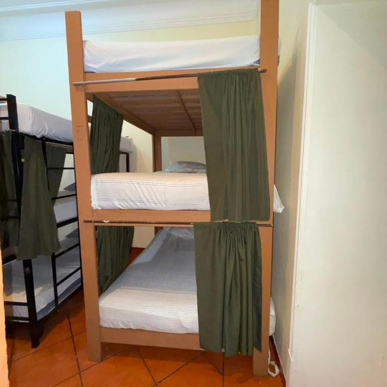 Hostal T M - Cama Individual en habitación compartida masculina - 3